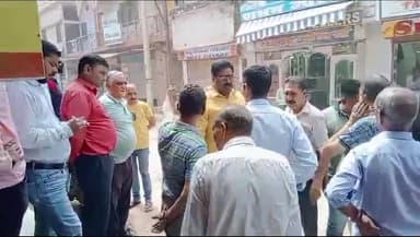 गुमला: एस एस हाई स्कूल रोड में मुआयना करने पहुंची नगर परिषद की टीम, दुकान के बाहर छपरी बढ़ाने पर कार्रवाई के दिए निर्देश