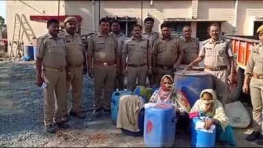झांसी: पुलिस ने कबूतरा डेरा ग्राम गोरामछिया में शराब के अड्डे पर मारा छापा, 800 लीटर शराब बरामद कर 2 महिलाओं को किया गिरफ्तार