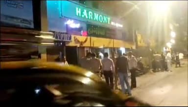 चेंबूरच्या स्वस्तिक पार्क जवळील हार्मोनी बारवर मुंबई पोलिसांच्या समाजसेवा शाखेची कारवाई