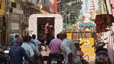 होशंगाबाद नगर: जुमराती स्थित श्मशान घाट पहुंच मार्ग पर रेत की ट्रैक्टर ट्रॉलियां खड़ी कर लगाया जाम, शव यात्रा ले जाने में हुई परेशानी