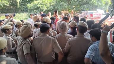 पंचकूला: सेक्टर-5 स्थित धरना स्थल पर वर्क एजुकेशन इंस्ट्रक्टर्स का बाई लॉज 2013 लागू करने की मांग को लेकर प्रदर्शन, पुलिस ने रोका