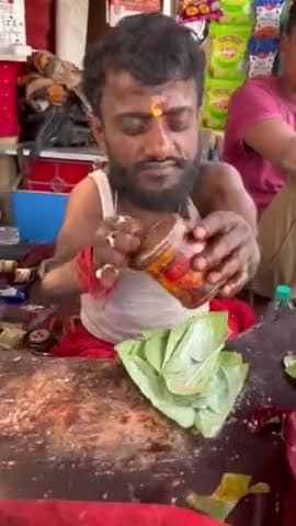 ये वीडियो ध्यान से देखिए इसमें दों संदेश छुपें हैं....

1. यदि अपने कर्मों के अनुसार किसी को कोई दंड मिलता है तो भी यदि_