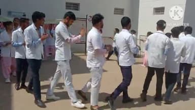 बिश्रामपुर: CHC परिसर में मनाया गया नेशनल मेंटल हेल्थ अवेयरनेस डे, कॉलेज के छात्र-छात्राओं ने नाटक आयोजित कर दी जानकारी