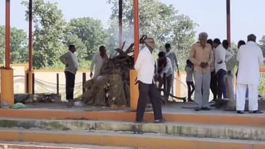 सुसनेर: DNA रिपोर्ट से पुष्टि होने पर प्रशासन ने कब्र से बाहर निकाला शव, सुसनेर के मुक्तिधाम में परिजनों ने किया अंतिम संस्कार