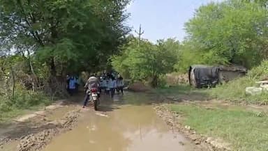सवाई माधोपुर: जमुलखेड़ा के राजकीय विद्यालय के रास्ते में जमा है कीचड़, विद्यार्थी व स्टाफ हो रहे परेशान