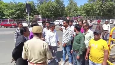 गिर्वा: नीमच माता व्यापार संघ ने विभिन्न मांगों को लेकर बाजार बंद कर कलेक्ट्रेट पर किया प्रदर्शन, कलेक्टर को सौंपा ज्ञापन