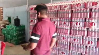 लाडपुरा: शुद्ध के युद्ध अभियान के तहत चिकित्सा विभाग ने इण्डस्ट्रियल एरिया में पेप्सी के गोदाम पर छापामार कर अवधिपार माल सीज किया