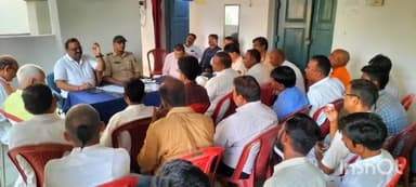 नबीनगर: नवीनगर थाना परिसर में दुर्गा पूजा को लेकर शांति समिति की बैठक आयोजित