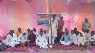 गोपालगंज: शहर के अंबेडकर चौक पर जाति आधारित जनगणना में धांधली का आरोप लगाकर राष्ट्रीय लोक जनता दल के कार्यकर्ताओं ने दिया धरना।