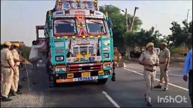 बाड़ी: जिले भर में नाकाबंदी कर वाहनों की हो रही सघन चेकिंग