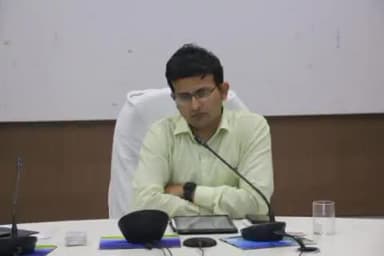 होशंगाबाद नगर: जिला कलेक्ट्रैट कार्यालय पर कलेक्टर नीरज ने तत्परता और सतर्कता से नाम निर्देशन प्रक्रिया संपन्न कराने के दिए निर्देश