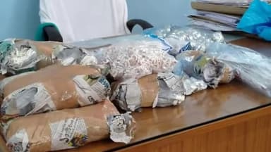 अररिया: जीरो माइल के पास एक बस से 36 किलो चांदी के गहनों के साथ दो लोगों को नगर थाना पुलिस और DIU की टीम ने पकड़ा