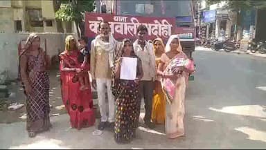 भदोही: मानिकपट्टी गांव में आरोपी ने पहली पत्नी के रहते की दूसरी शादी, पहली पत्नी परिजनों के साथ पहुंची कोतवाली भदोही