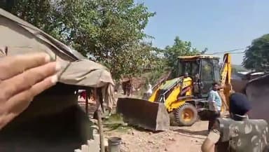 पंचकूला: सेक्टर-1 खड़क मंगोली में नशा तस्करों के खिलाफ चला पुलिस का बुलडोजर, अवैध निर्माण किया ध्वस्त