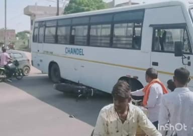 देवसर: नवानगर में बस और बाइक की भिड़ंत में बाइक सवार हुआ घायल, जिला अस्पताल में भर्ती