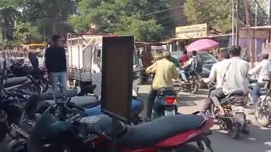 होशंगाबाद नगर: शहर के जिला अस्पताल के सामने इंडियन कैफे लापरवाही पूर्वक बीच रोड पर खड़े वहां लग रहा है जाम प्रशासन नहीं दे रहा हैध्यान