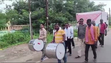 चामोर्शी: वनसंरक्षकांच्या कार्यालयासमोर ढोल बजाव आंदोलन करुन वेधले लक्ष आंबेशिवणीच्या वनरक्षकावर कारवाई करा