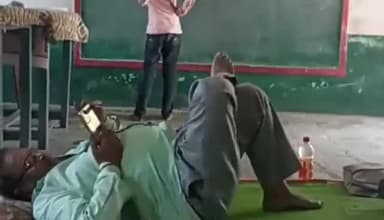 सुठालिया: शाप्रावि लोदीपुरा में शिक्षक का बच्चों के बैग पर सिर रख कक्षा में लेटकर फोन चलाते वीडियो वायरल, DEO ने किया निलंबित