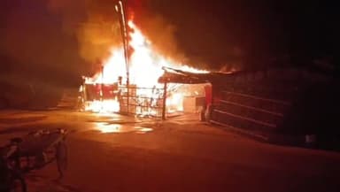खगड़िया: आवास बोर्ड में आग लगने से एक दुकान हुआ जल के राख, ग्रामीणों के सहयोग से आग पर पाया गया काबू