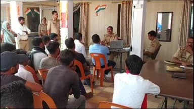 चायल: संदीपन घाट थाना परिसर में दशहरा पर्व को लेकर पीस कमेटी की बैठक हुई संपन्न, थाना अध्यक्ष ने दिए जरूरी निर्देश