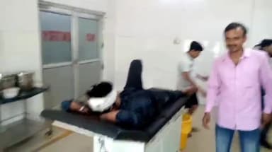 इटावा: कौशल्या वाटिका के सामने सर्विस रोड पर अज्ञात वाहन की टक्कर से दवा लेकर लौट रहा स्कूटी सवार युवक हुआ घायल