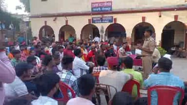 खजनी: क्षेत्राधिकारी खजनी के नेतृत्व में खजनी थाना परिसर में हुई पीस कमेटी की बैठक