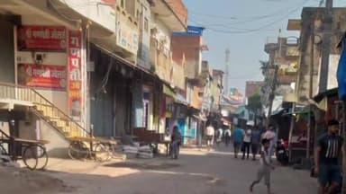 कटेया: कटेया थाना पर पथराव करने के मामले में हुई प्राथमिकी के बाद नाराज दुकानदार ने कटेया बाजार को किया बंद।