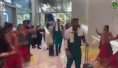 बीसीसीआई और जय शाह ने अहमदाबाद में पाकिस्तान टीम का कितना रंगारंग स्वागत किया है। 

भक्तो दबाओ बेल आइकॉन 🤪🤪