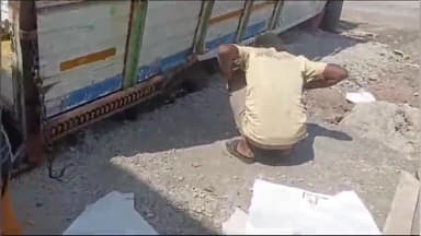 पिड़ावा: शहर के मायाखेड़ी चौराहे के पास निर्माणाधीन नाला टूटने से पिकअप वाहन फंसा, अभियंता ने साइड इंचार्ज को लगाई फटकार