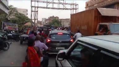 महुआ: महुआ बाजार में शुक्रवार को भीषण सड़क जाम से यात्री रहे परेशान दिनभर रुक-रुक कर जाम लगने से दुकानदार भी रहे परेशान