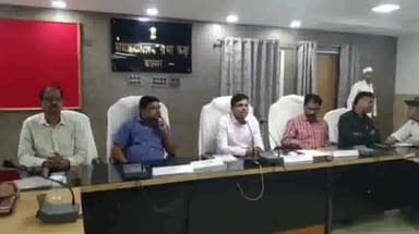 बक्सर: रघुनाथपुर रेल हादसे में मददगार बने लोगों को समाहरणालय सभागार में जिलाधिकारी ने किया सम्मानित