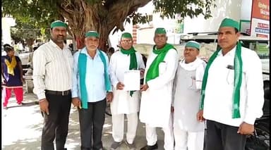 इटावा: कलेक्ट्रेट में भारतीय किसान यूनियन ने 3 सूत्रीय मांगों को लेकर डीएम को दिया ज्ञापन