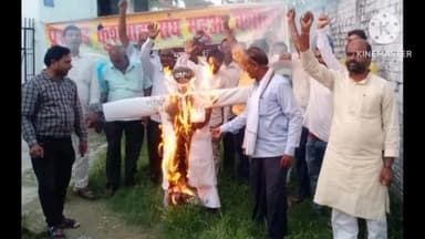 महुआ: महुआ कुशवाहा संघ के कार्यालय पर जातीय जनगणना में कुशवाहा जाति को कम दिखान के विरोध में  मुख्यमंत्री का , पुतला दहन किया