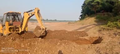 होशंगाबाद नगर: शहर के कर्बला घाट पर जिला खनिज अधिकारी द्वारा की गई कार्रवाई अवैध खनन करते हुए एक ट्रैक्टर ट्राली किया जप्त