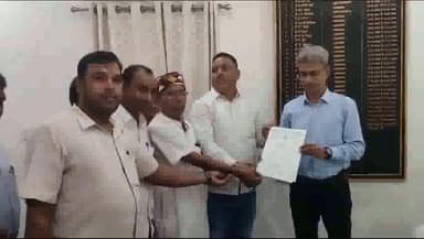 धनबाद/केंदुआडीह: पुटकी के पीबी एरिया में जनता दल यूनाइटेड के जिला अध्यक्ष ने महाप्रबंधक को सौप 5 सूत्री मांग का ज्ञापन