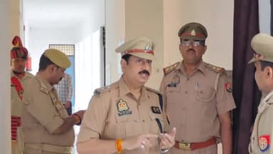 मंझनपुर: टेवा स्थित पुलिस लाइन में पुलिस अधीक्षक द्वारा ली गई परेड की सलामी, दिए आवश्यक दिशा-निर्देश
