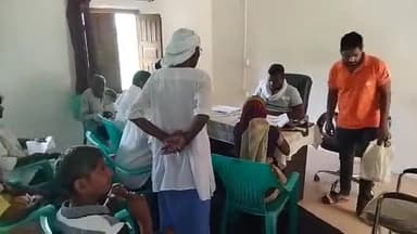 केराकत: तरियारी गांव के पंचायत भवन पर कृषि विभाग के कर्मचारियों द्वारा प्रधानमंत्री किसान सम्मन निधि योजना के कैंप में किसानों