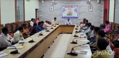 जगदलपुर: जिला कार्यालय में संगवारी और दिव्यांग मतदान अधिकारियों के प्रशिक्षण का कलेक्टर ने लिया जायजा