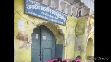 हुज़ूर: मोती मस्जिद इलाके में स्थित सुलेमानिया स्कूल के गेट के बाहर पढ़ाई कर रहे बच्चे, सभी अभिभावकों ने जताई नाराजगी