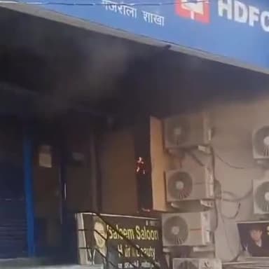 धनौरा: गजरौला के इंद्रा चौक के पास एचडीएफसी बैंक के बिजली के तारों में लगी आग, मची भगदड़