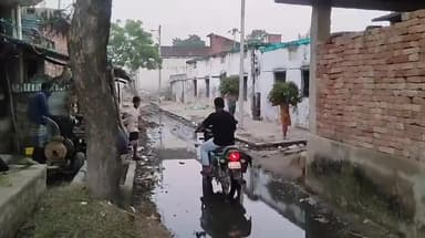 जमुनहा: संविलियन विद्यालय इमलिया करनपुर के पीछे से निकलने वाले मुख्य मार्ग पर जलभराव से विद्यालय के बच्चों की बढ़ी परेशानियाँ