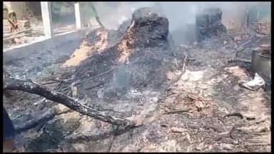 मंझनपुर: संत मलूक दास नगर में संदिग्ध परिस्थितियों में एक घर में लगी आग,आरोप सूचना पर नहीं पहुंची फायर ब्रिगेड,गृहस्थी जलकर राख