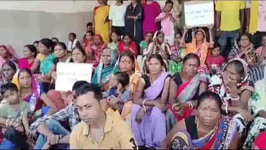 धनबाद/केंदुआडीह: कांगलों बस्ती की सरकारी जमीन पर रह रहे ग्रामीणों को भू माफियाओं ने खाली करने की दी धमकी, रणधीर वर्मा चौक पर दिया धरना