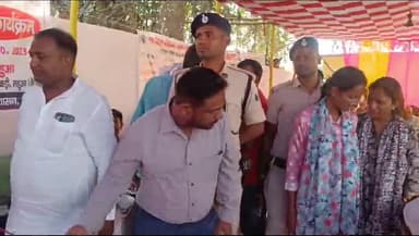 महुआ: महुआ के फतेहपुर पकरी पंचायत में शनिवार को जन संवाद कार्यक्रम का आयोजन किया गया शामिल हुए महुआ एसडीओ सहित अन्य पदाधिकारी