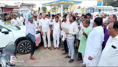 थानागाजी: विधानसभा चुनाव को लेकर थानागाजी में लोगों ने किया प्रदर्शन, बाहरी व्यक्ति को टिकट देने पर मतदान बहिष्कार की दी चेतावनी