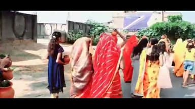 अरेराज: दुर्गा पूजा के आयोजन को लेकर अरेराज के जनेरवा काली मंदिर से गाजे बाजे के साथ निकाली गई कलश यात्रा