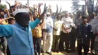 मड़ियाहू: बरसठी के निगोहबीबाजार में सड़क बनाने को लेकर समाजसेवी जज सिंह अन्ना ने चौथा दिन आंदोलन किया चक्का जाम।