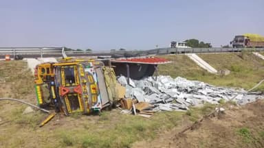 जावरा: ग्राम गोंदीधर्मसी व गोंदीशंकर 8 लाइन एक्सप्रेस वे बना दुर्घटना क्षेत्र गोंदीधर्मसी के समीप फिर एक और खाया ट्राला पलटी