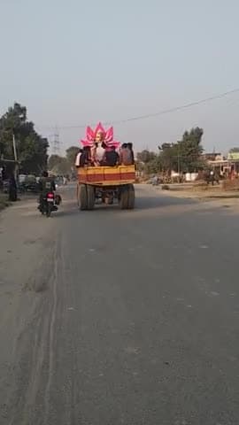 शहर से लेकर गाँव तक पंडाल में पहुँचने लगी मां दुर्गा की प्रतिमा, कल से शुरू है नवरात्र