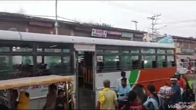 सुल्तानपुर: बस स्टॉप पर चलती रोडवेज के इंजन से निकलने लगा धुआं, यात्रियों ने बस से उतर कर बचाई जान